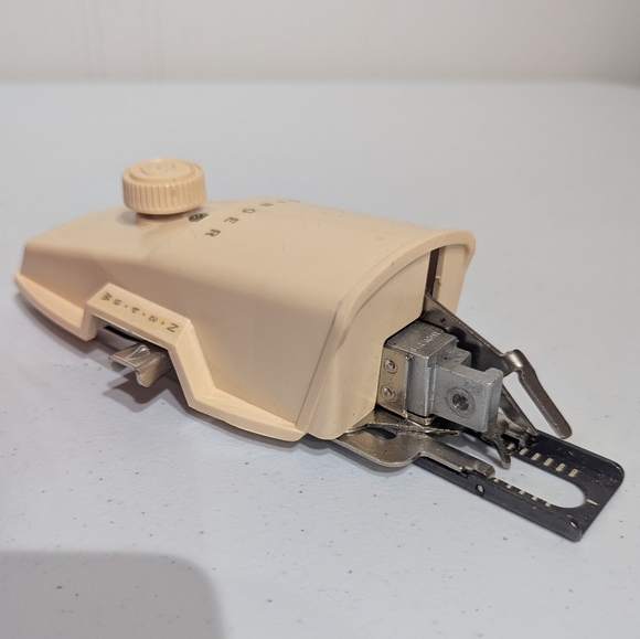 Vintage Singer Buttonholer - Picture 4 of 12